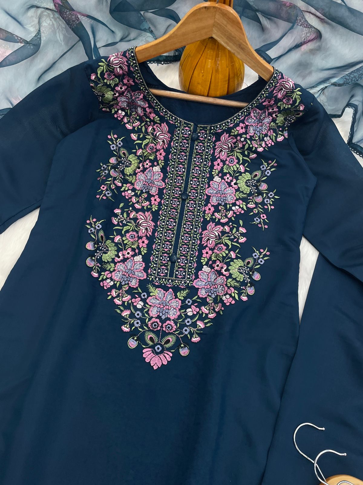 Presenting New Roman Fabric beautiful suit set - Blue - image_04_e961f75b7fad.jpg